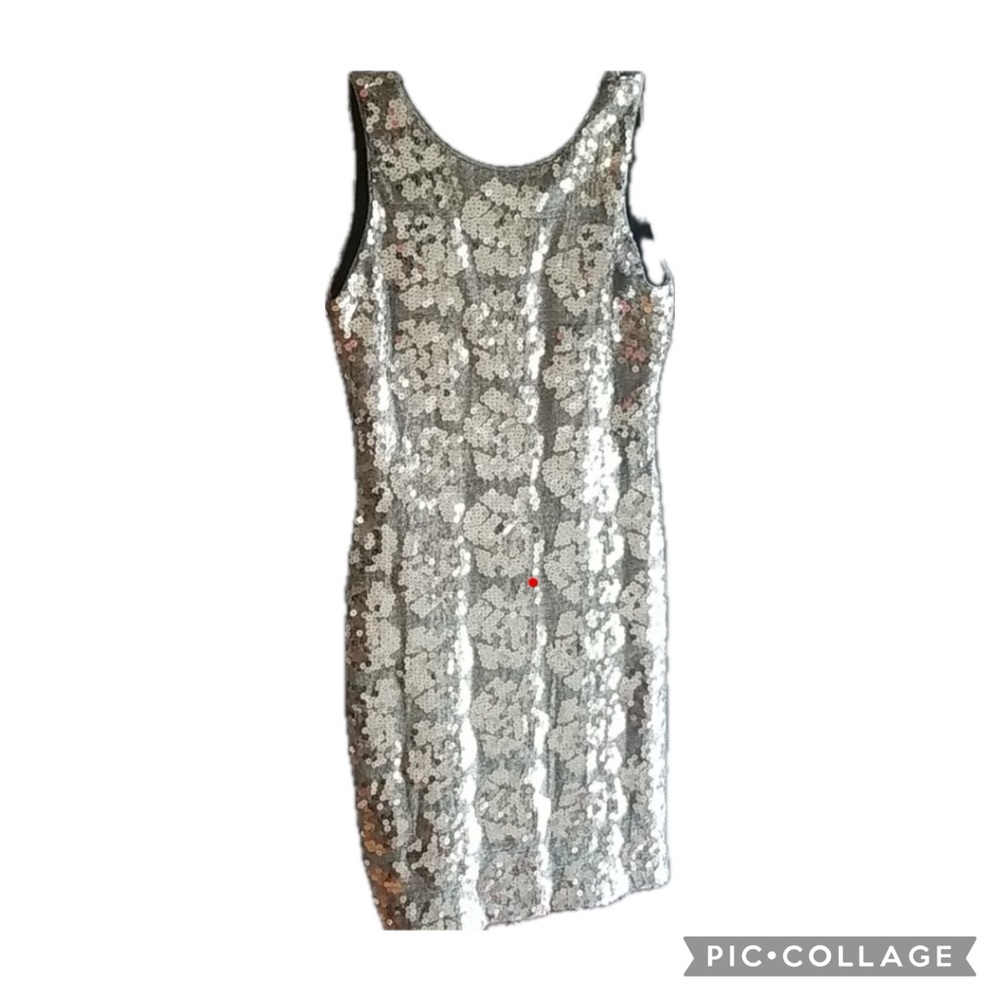 Silver sequined body con cocktail dress
HOCO dress
